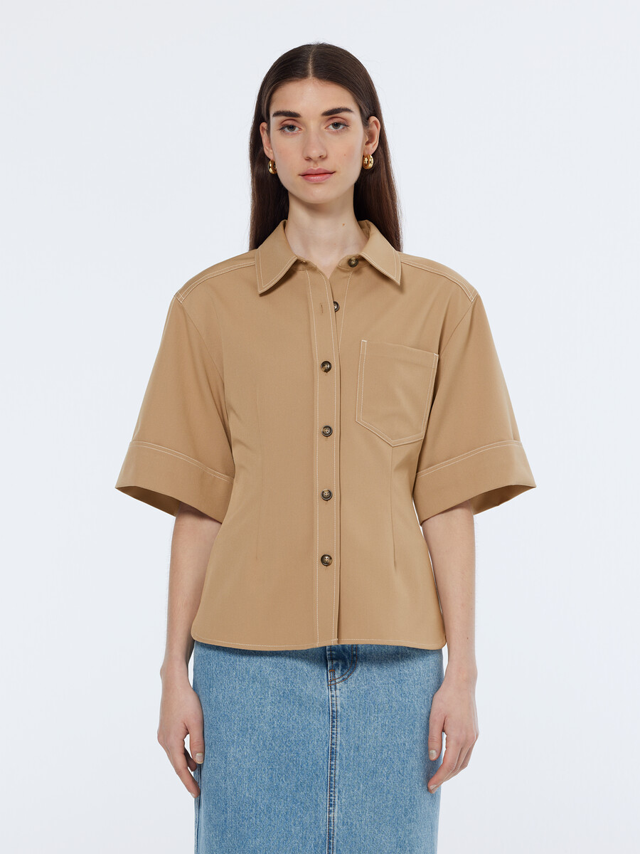 camicia aderente a maniche corte