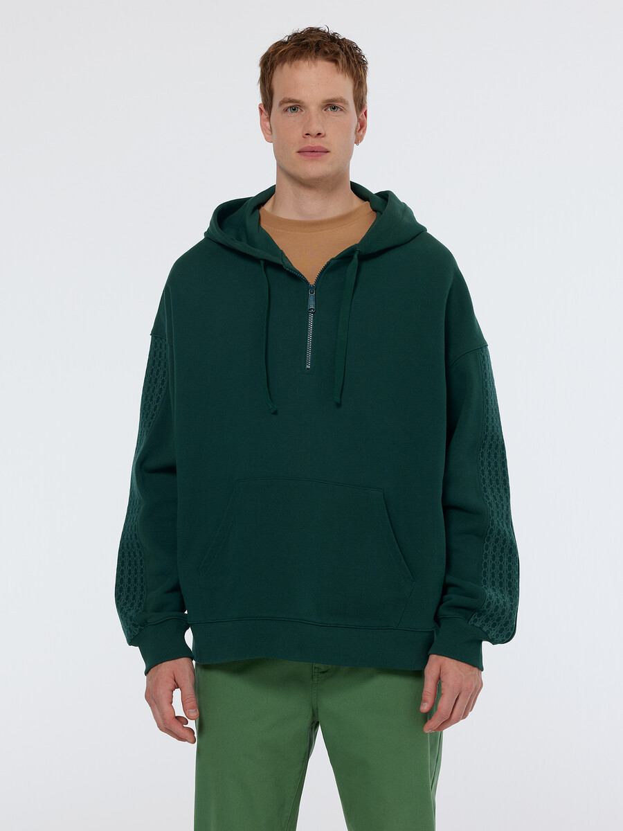 felpa con cappuccio e grafica ampia con mezza zip e inserti a coste