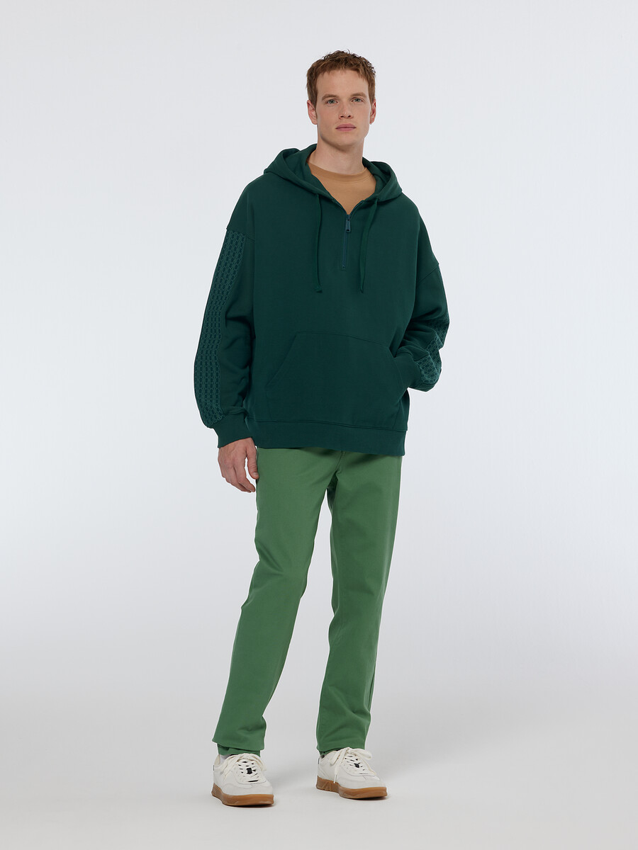 felpa con cappuccio e grafica ampia con mezza zip e inserti a coste