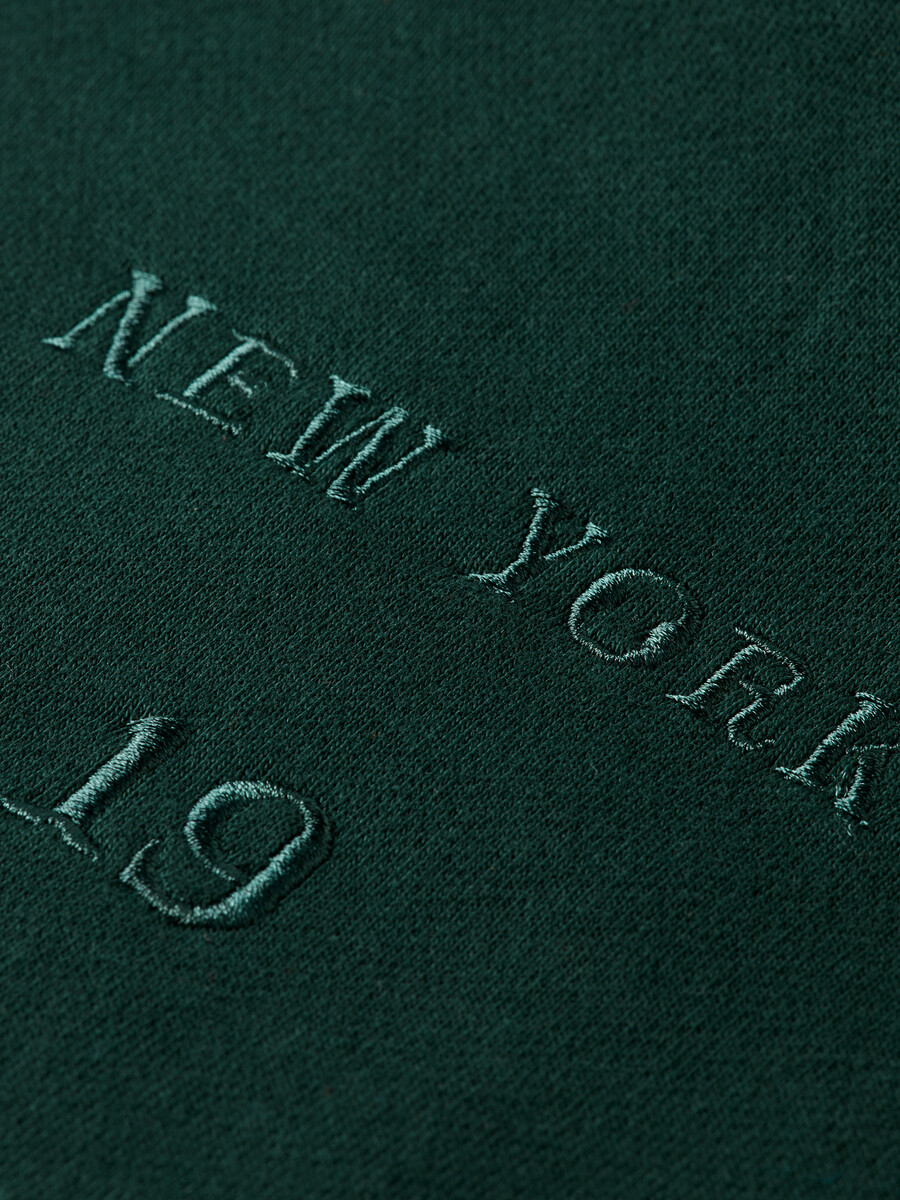 felpa con cappuccio e grafica ampia con mezza zip e inserti a coste