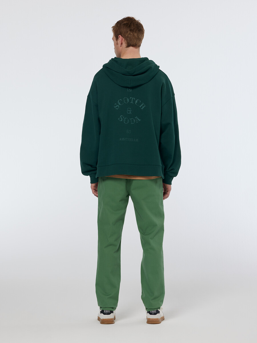felpa con cappuccio e grafica ampia con mezza zip e inserti a coste