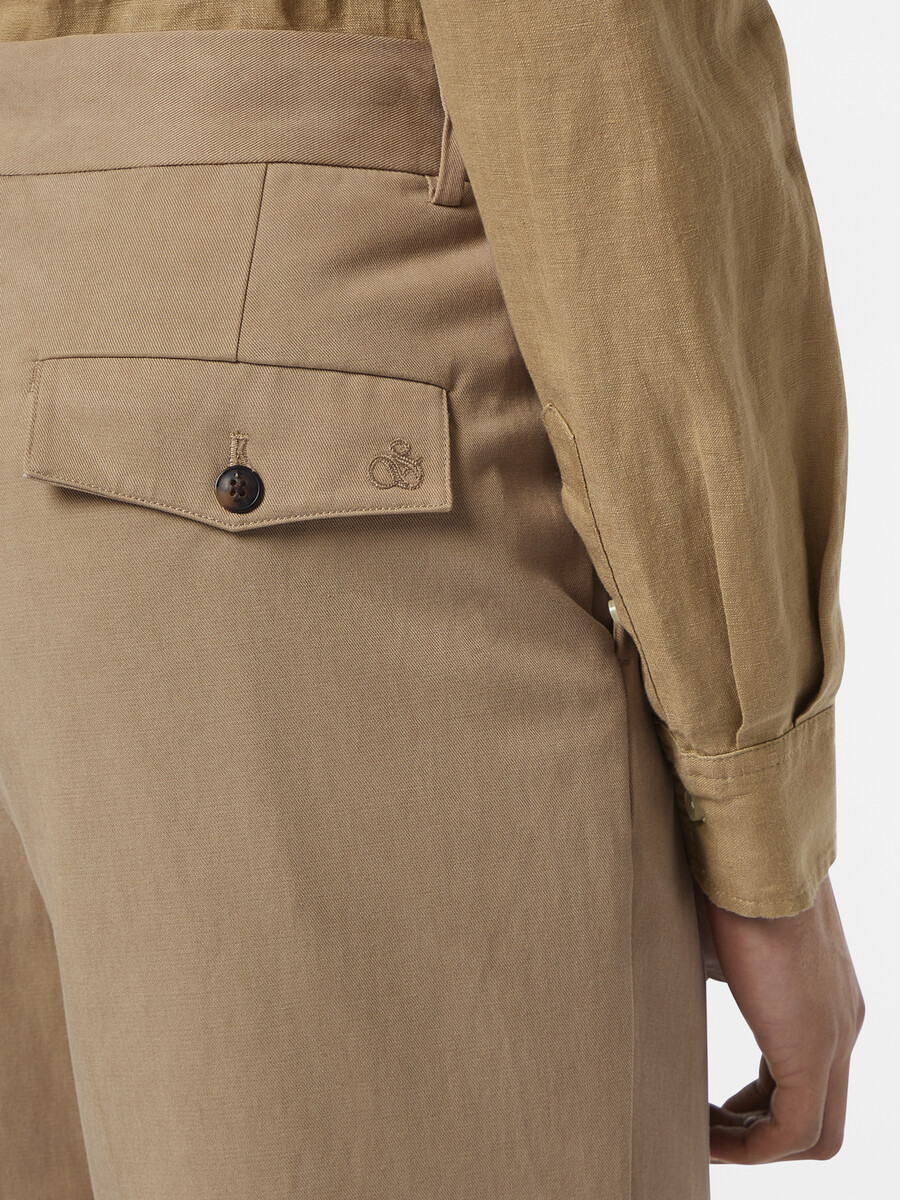 chino dritto e rilassato in twill di cotonelyocell plissettato