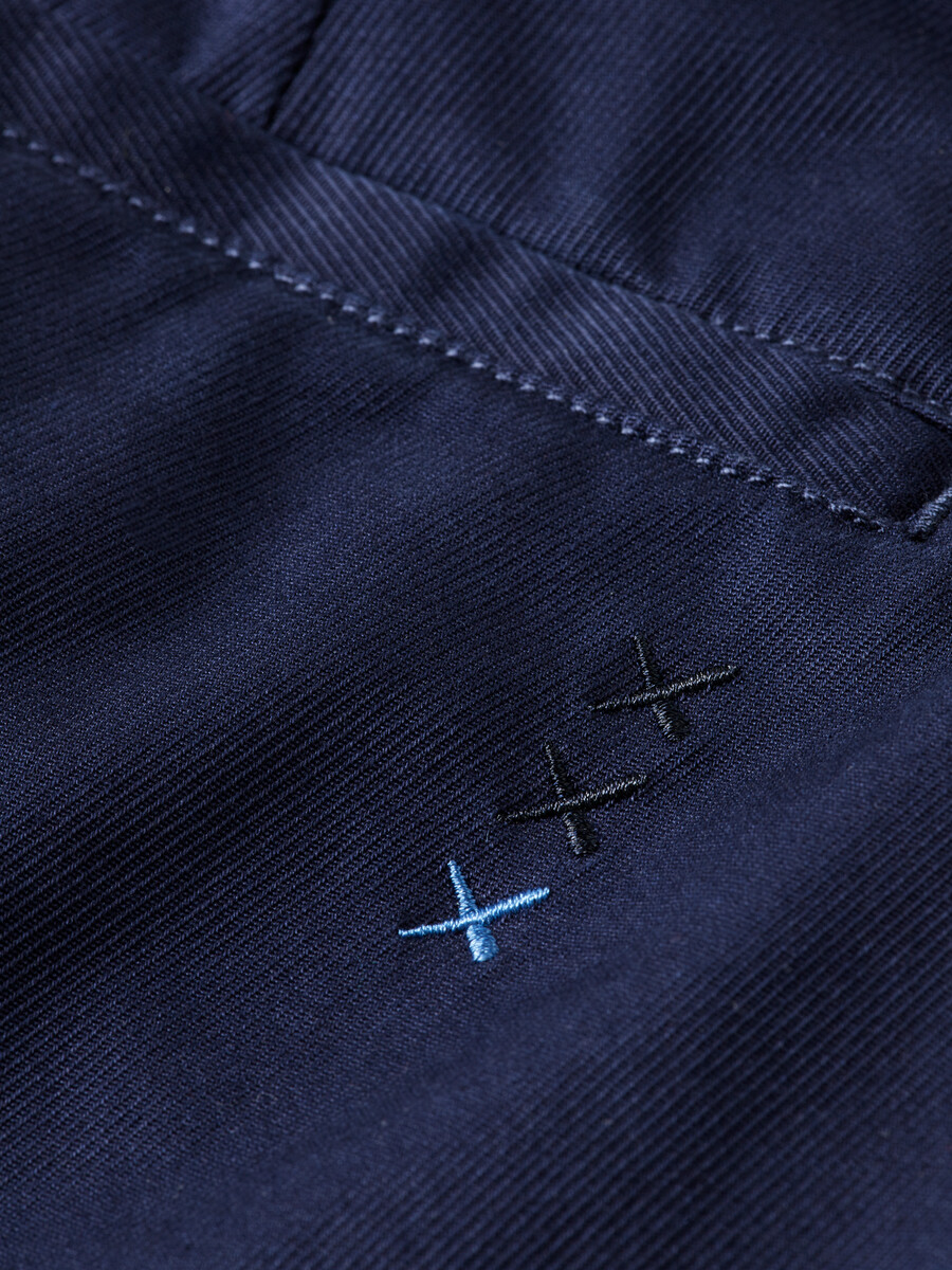 chino in twill di cotone dal taglio dritto