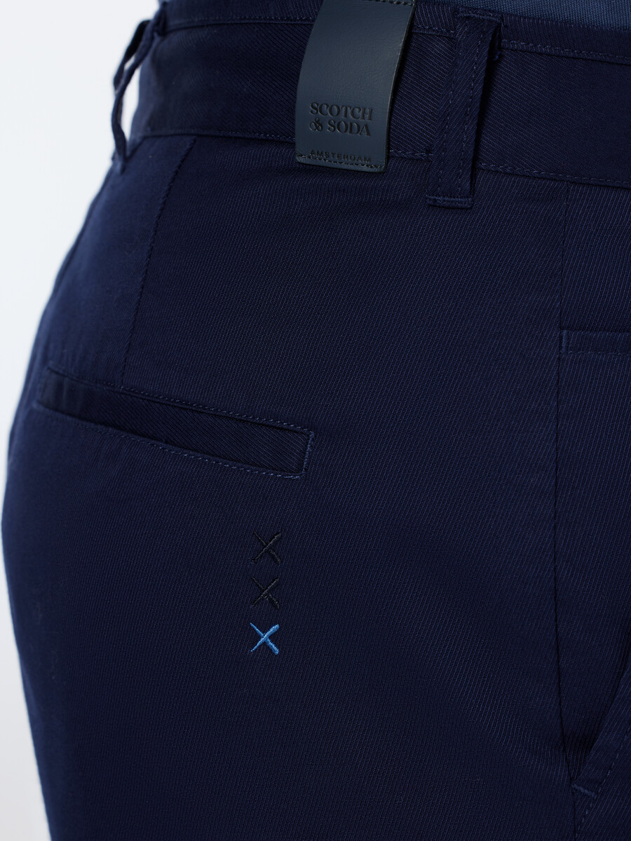 chino in twill di cotone dal taglio dritto