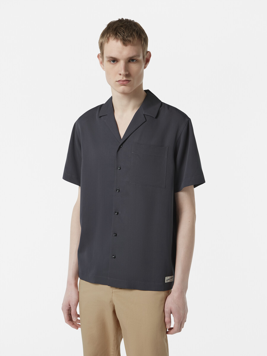 camicia a maniche corte in raso dalla vestibilità regolare