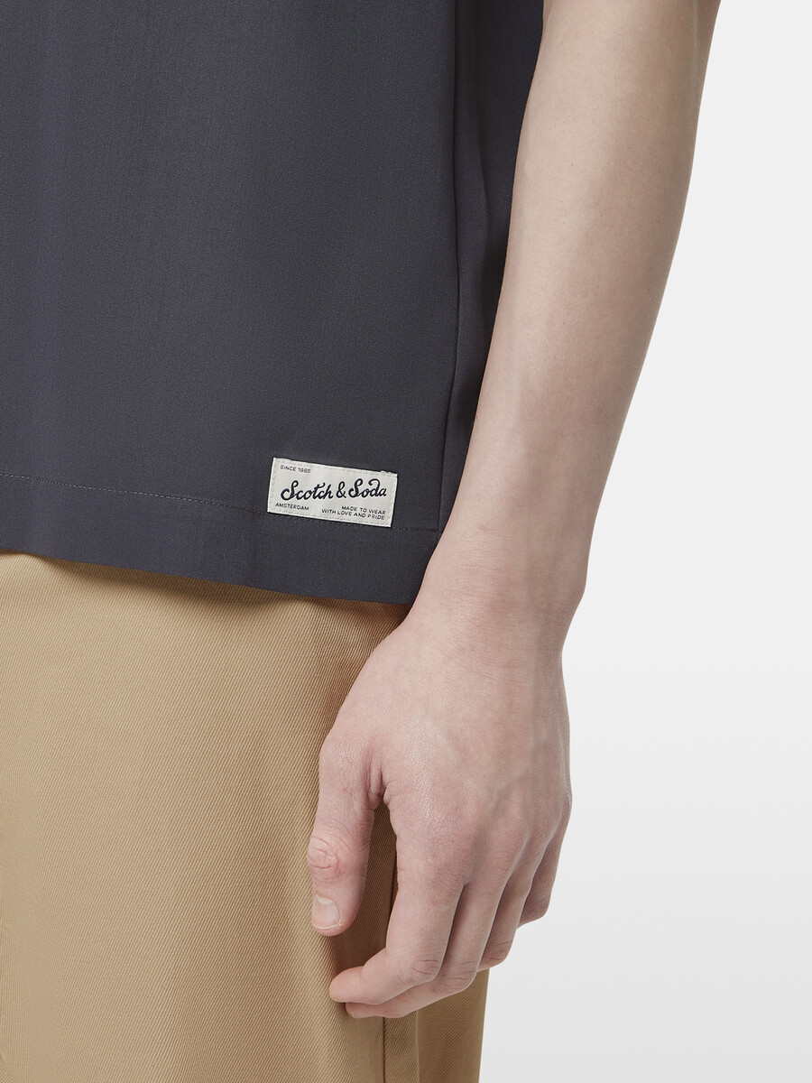 camicia a maniche corte in raso dalla vestibilità regolare