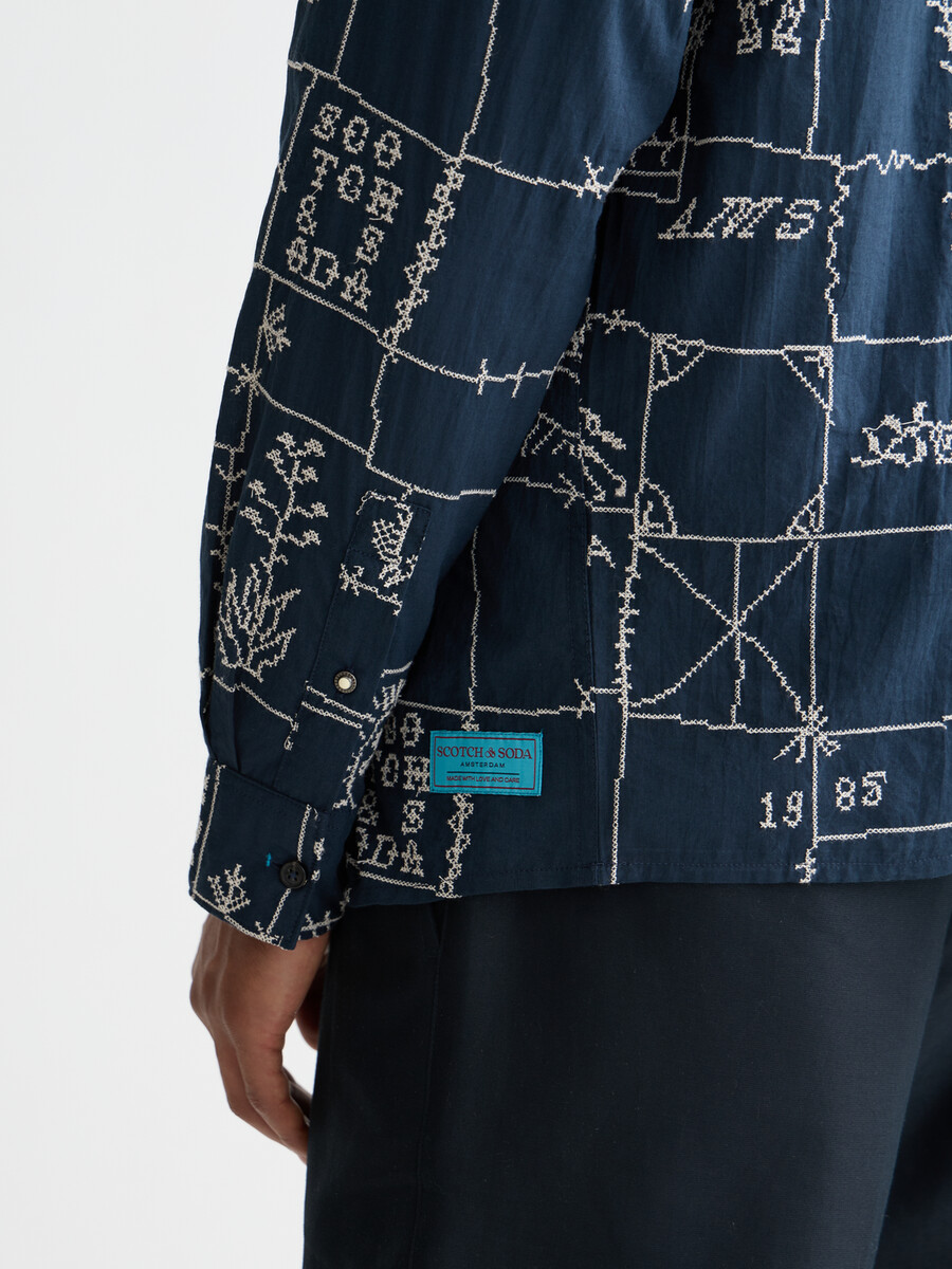 camicia interamente ricamata