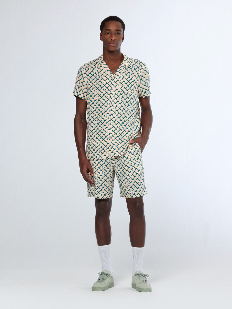 bermuda corti con stampa fave tennis e vestibilità comoda