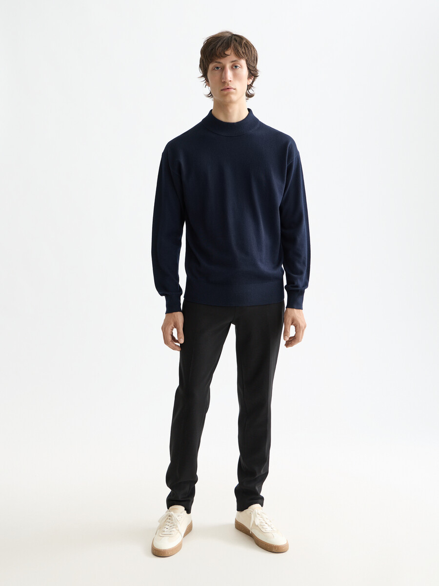 essentials — maglione con collo alto e spalle scese