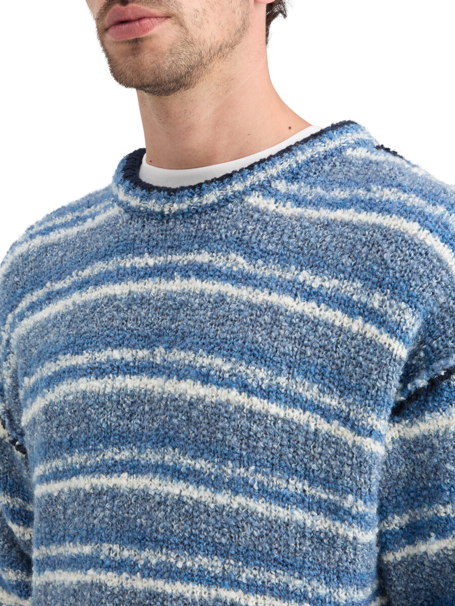 maglione bouclé con spalle scese