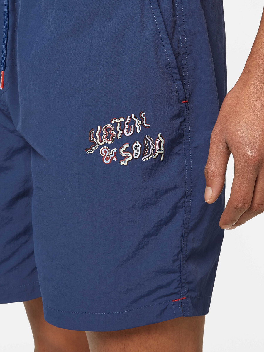 costume da bagno corto di media lunghezza con logo