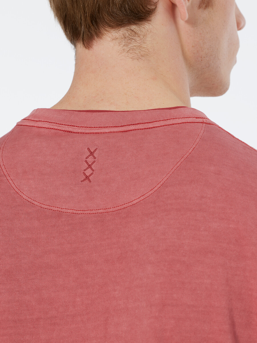 t-shirt vestibilità comoda con tintura in capo