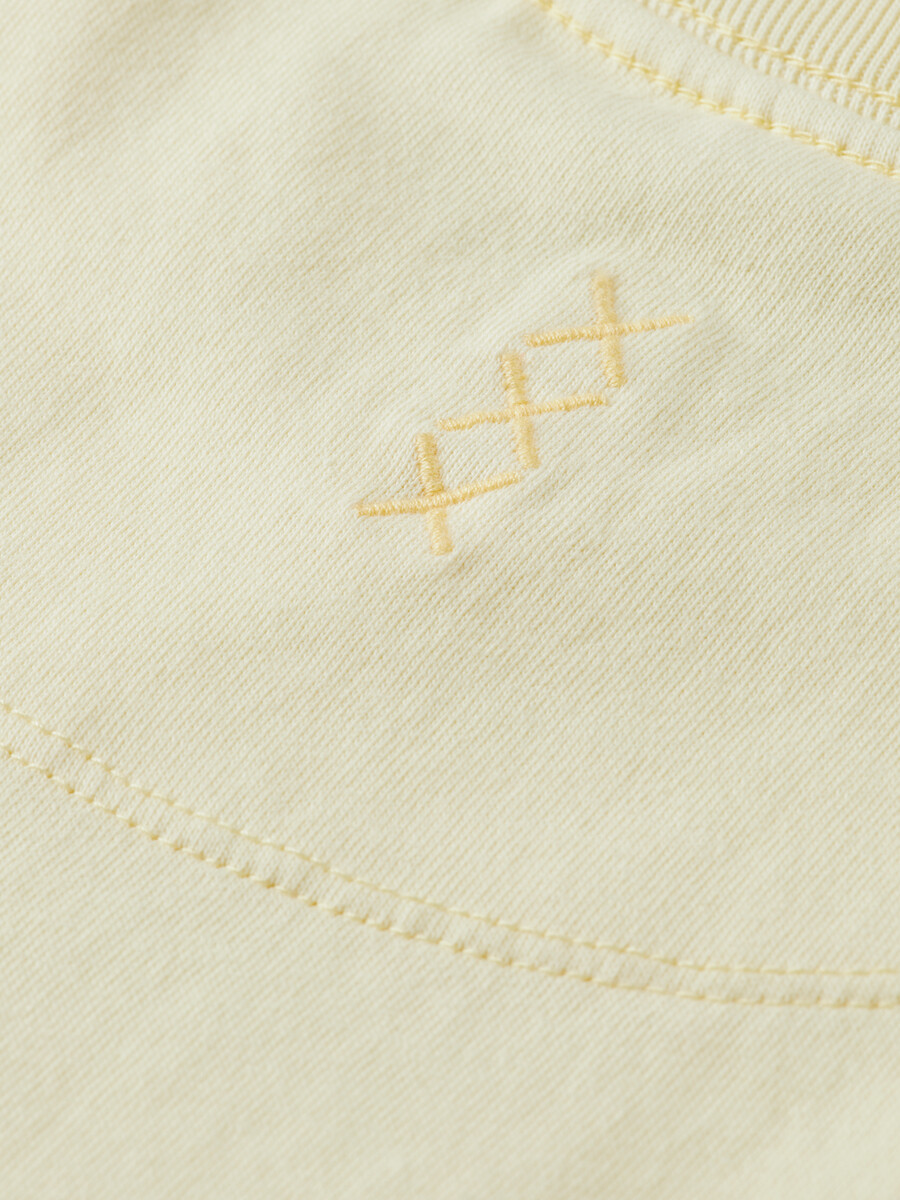 t-shirt vestibilità comoda con tintura in capo
