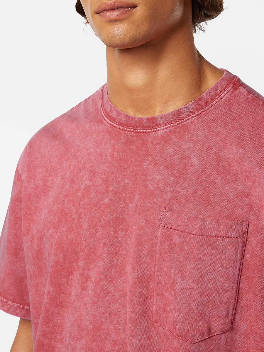 t-shirt con tasca frontale lavata e vestibilità rilassata