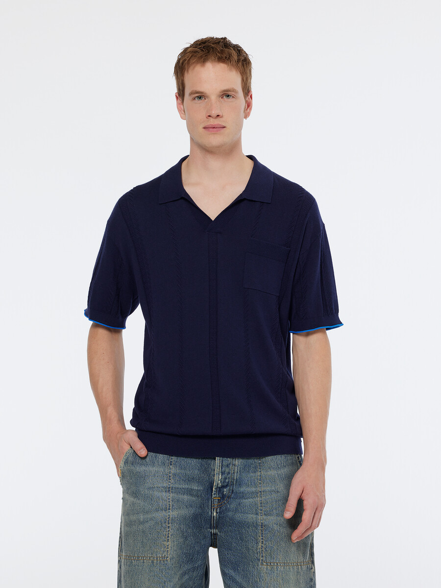 polo in maglia con scollo a v e vestibilità comoda