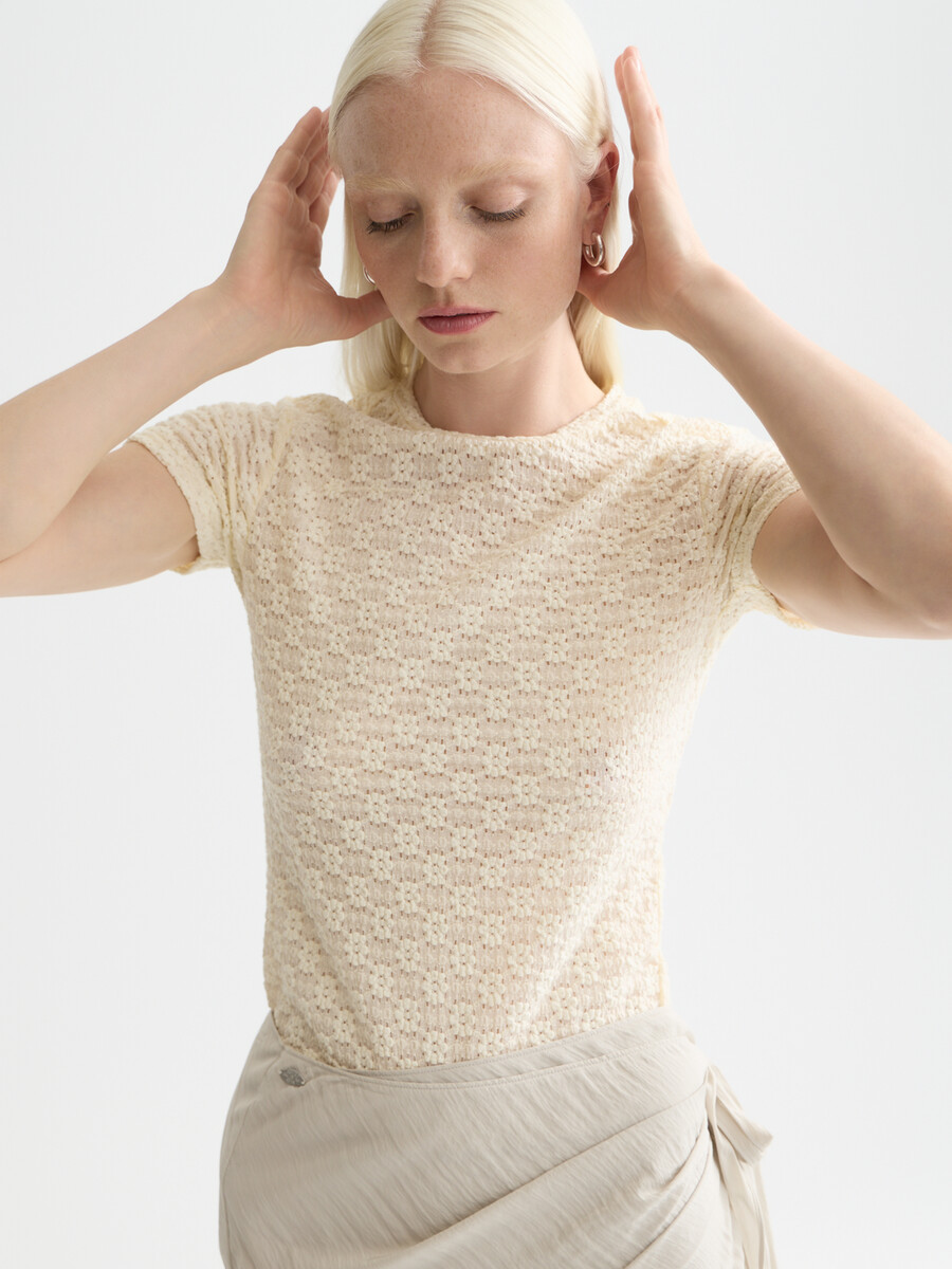t-shirt slim fit con struttura aperta